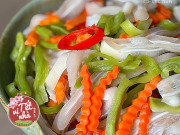 Bếp Eva - Tai heo ngâm rau tiến vua chua ngon giòn sần sật để nhâm nhi ngày Tết, ai ăn cũng khen "đã miệng"