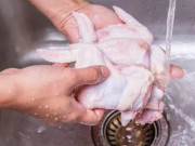 Bếp Eva - Sai lầm khi rửa thịt gà bằng nước, đầu bếp chuyên nghiệp mách điều này phải khắc phục ngay