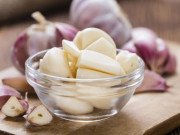 Bếp Eva - Bóc tỏi bằng tay xưa rồi, đây là 4 cách vừa nhanh lại chẳng gây mùi ra tay chị em tham khảo nhé!