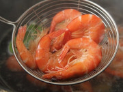 Bất ngờ: Luộc tôm, thả lá này vào tôm lên màu cực đẹp, thịt chắc ngọt thơm ngon gấp bội