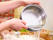 Bếp Eva - Khi nấu ăn, lúc nào cần thêm nước nóng, lúc nào sử dụng nước lạnh? Dùng sai mất vị cả bữa cơm
