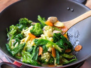 Bếp Eva - Xào rán món ăn hay bị bắn dầu, nhớ làm những điều này dầu không bắn bếp lúc nào cũng sạch sẽ