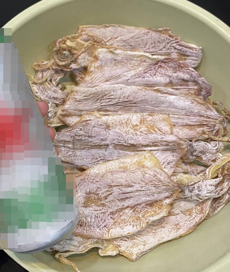 Nướng mực khô hay bị dai quắt, mẹ đảm miền biển mách phải ngâm vào thứ này con nào cũng ngon ngọt, ăn đã miệng - 3