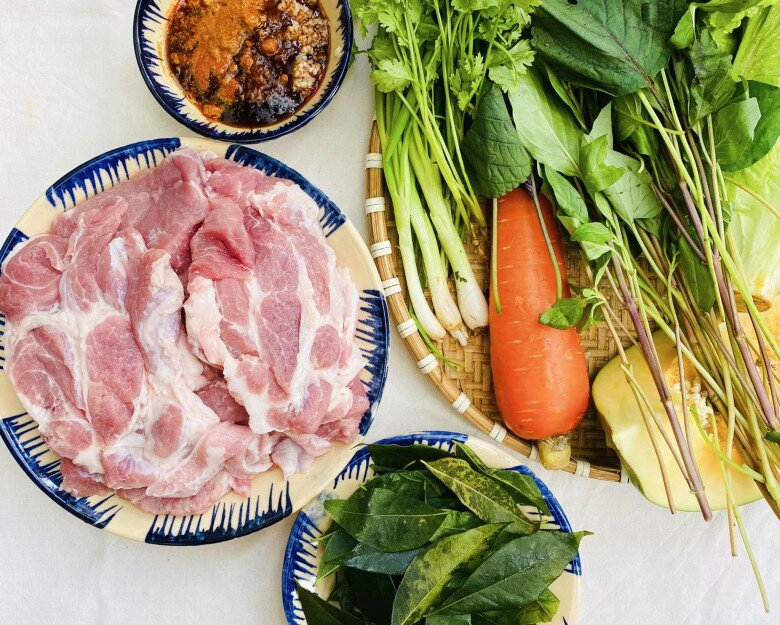 Được cho ít lá móc mật, mẹ đảm nướng cả mẻ thịt ngon, thơm lừng khắp bếp - 2