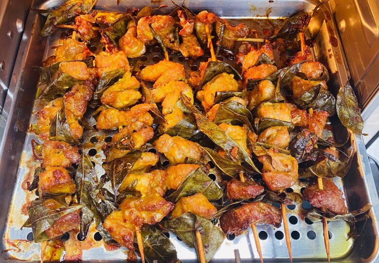 Được cho ít lá móc mật, mẹ đảm nướng cả mẻ thịt ngon, thơm lừng khắp bếp - 8