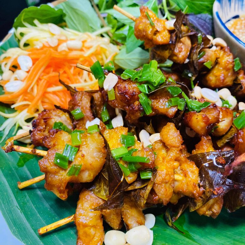 Được cho ít lá móc mật, mẹ đảm nướng cả mẻ thịt ngon, thơm lừng khắp bếp - 11
