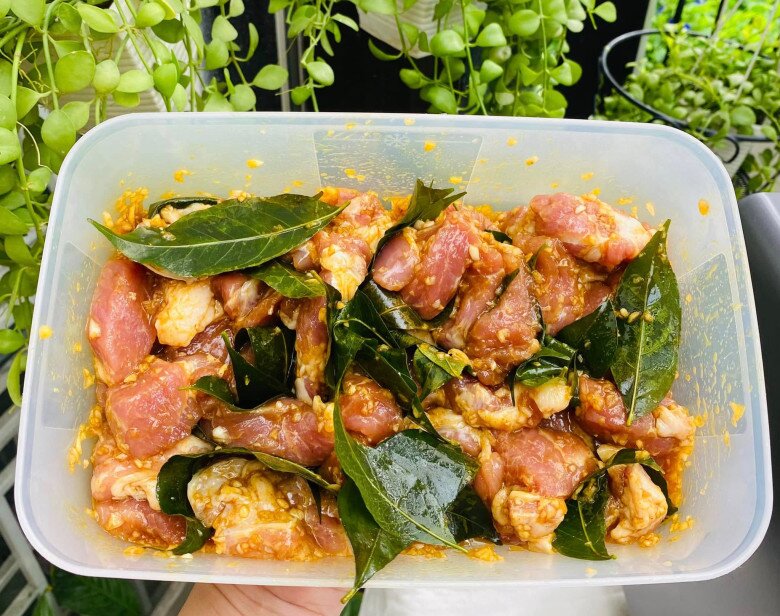 Được cho ít lá móc mật, mẹ đảm nướng cả mẻ thịt ngon, thơm lừng khắp bếp - 5