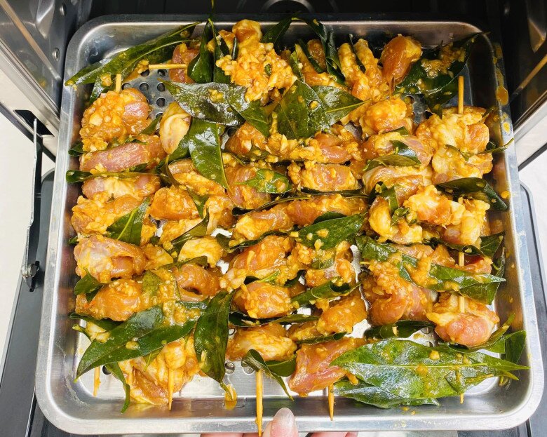 Được cho ít lá móc mật, mẹ đảm nướng cả mẻ thịt ngon, thơm lừng khắp bếp - 7
