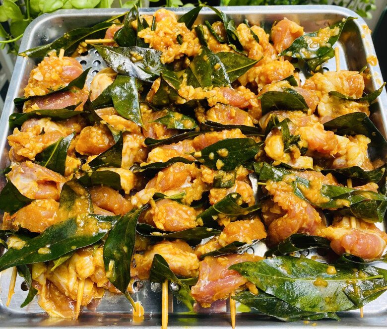 Được cho ít lá móc mật, mẹ đảm nướng cả mẻ thịt ngon, thơm lừng khắp bếp - 6