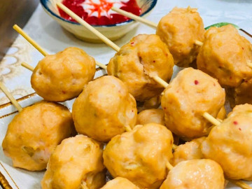 Tự làm tôm viên chiên vừa ngon thơm lại đơn giản, người già trẻ nhỏ đều mê