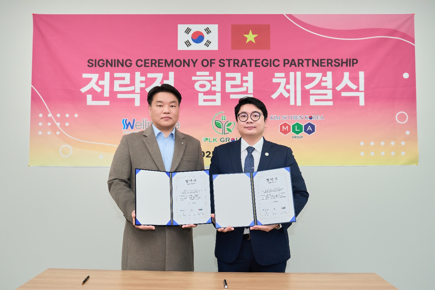 Ông Vũ Mão (bên phải) – Chủ tịch PL KOREA tại Lễ ký kết
