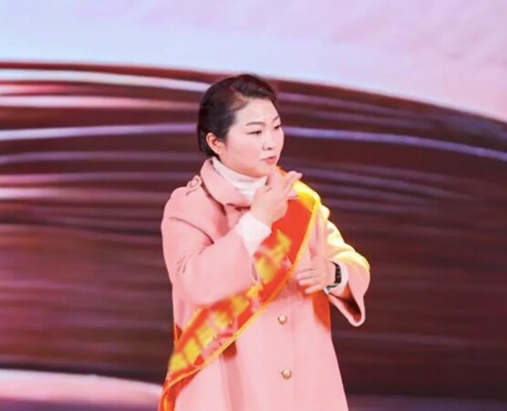 Cô Liu Li sử dụng ngôn ngữ ký hiệu để bày tỏ cảm xúc của mình.