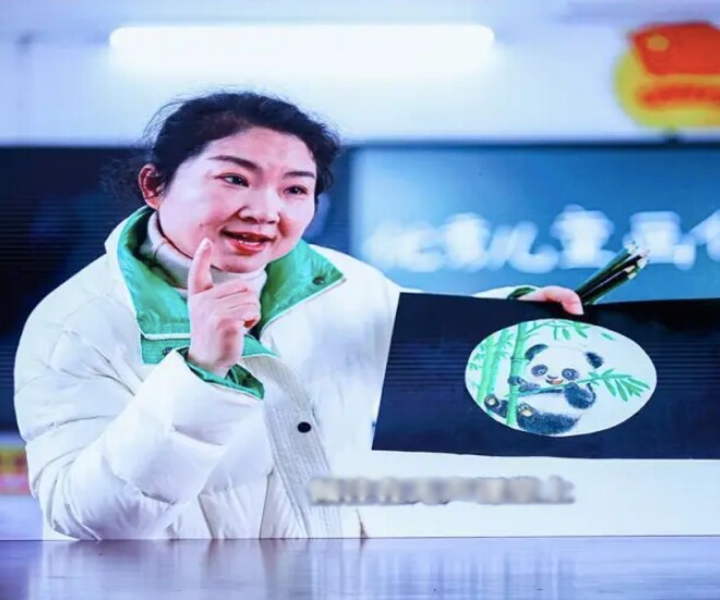 Từng trải qua nhiều khó khăn và nhận được sự giúp đỡ từ các thầy cô, cô Liu Li muốn lan tỏa tình yêu thương tới những người khiếm thính khác. 