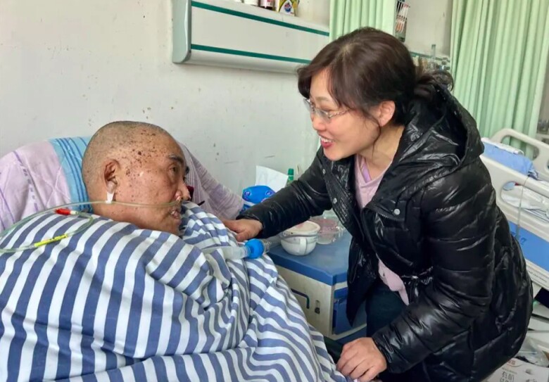 Con gái túc trực chăm cha sống thực vật, điều kỳ diệu đã đến sau 1035 ngày đêm - 3