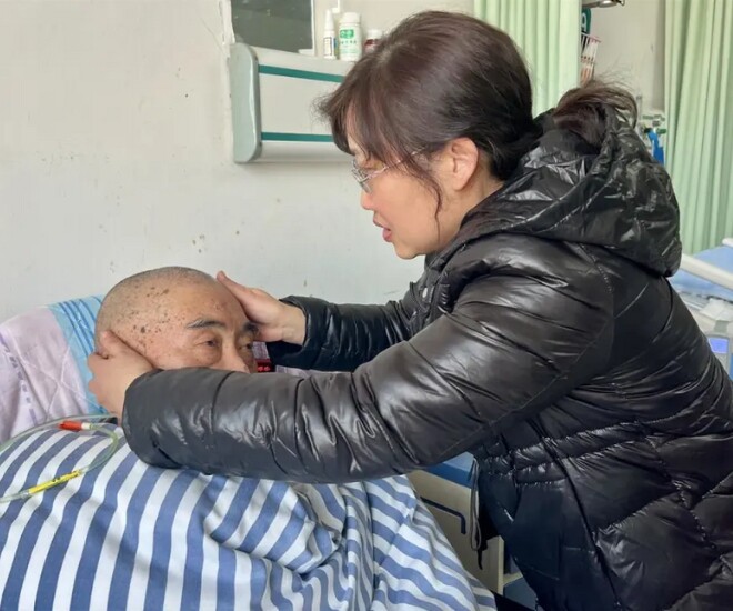 Con gái túc trực chăm cha sống thực vật, điều kỳ diệu đã đến sau 1035 ngày đêm - 1