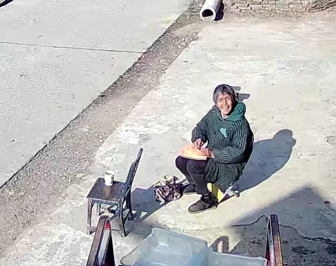 Khuôn mặt cười rạng rỡ cùng câu trả lời của người mẹ trước camera đã làm tan chảy trái tim Deng.