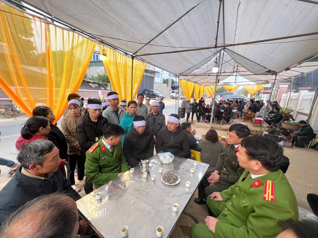 Lãnh đạo Công an tỉnh Sơn La thăm hỏi, động viên gia đình có nạn nhân tử vong trong vụ tai nạn. Ảnh: Công an tỉnh Sơn La