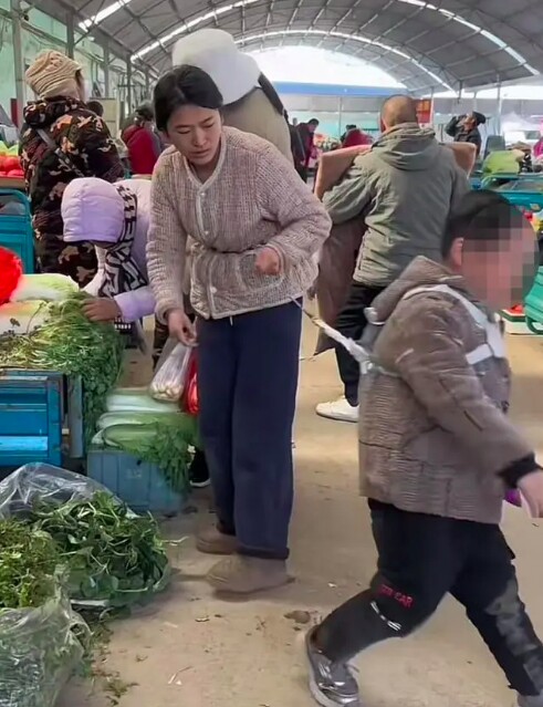 Mẹ rong ruổi lề đường bán hàng nuôi con tự kỷ, làm amp;#34;sợi dây rốnamp;#34; gắn bó với con cả đời - 2