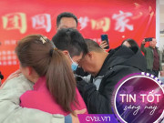 Gặp lại con trai lạc mất gia đình sau 27 năm, người cha rưng rưng: “Con trai, xin lỗi con!”