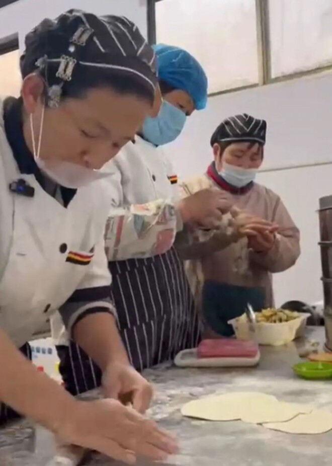 Người phụ nữ nông thôn 40 tuổi bán bánh bao học tiếng Anh gây “bão mạng”, quyết tâm 10 năm sau đi du học - 3