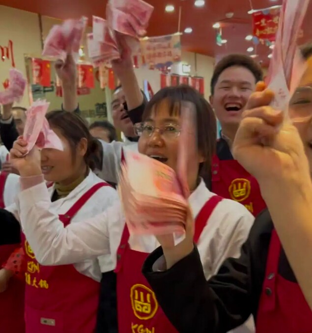 Quán lẩu thưởng hơn 1,8 tỷ đồng lợi nhuận 3 ngày Tết cho nhân viên, mỗi tháng còn phát “tiền hiếu thuận” - 2