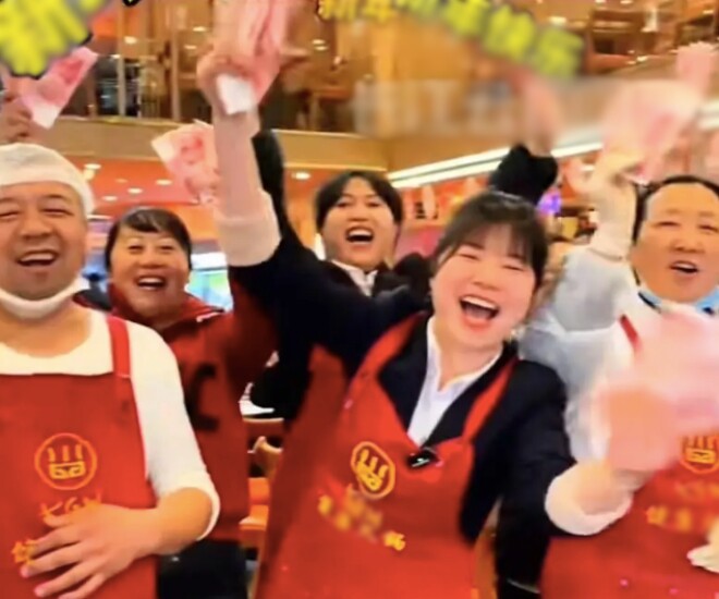 Quán lẩu thưởng hơn 1,8 tỷ đồng lợi nhuận 3 ngày Tết cho nhân viên, mỗi tháng còn phát “tiền hiếu thuận” - 1