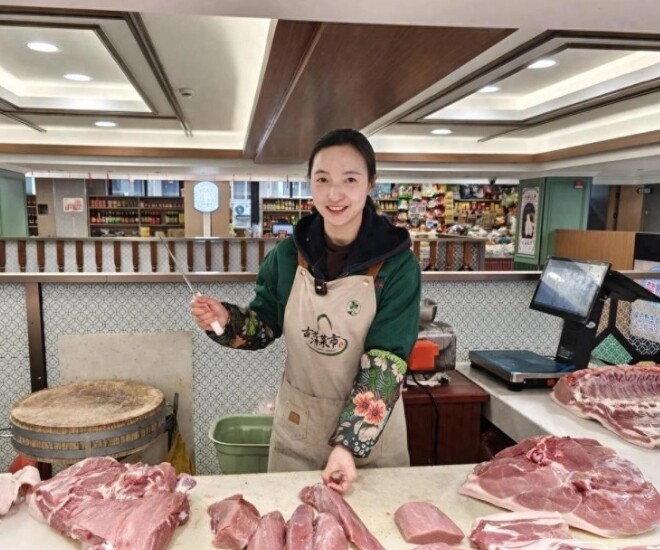 Trước đây, Chen Qiuxia thường đến quầy để phụ giúp mẹ bán thịt lợn. 