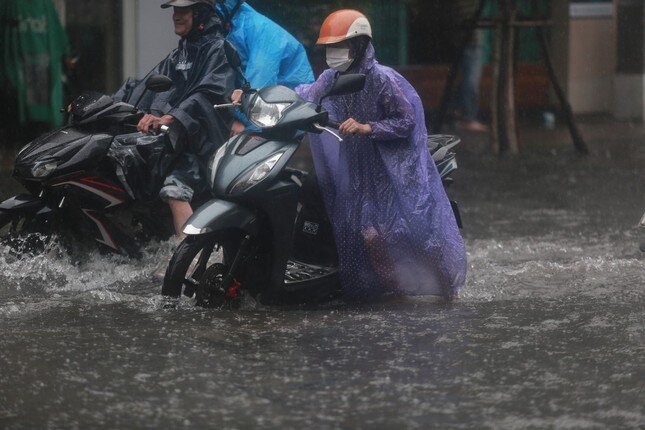 Miền Trung, Nam Bộ và Tây Nguyên đón mưa lớn bất thường. Ảnh minh hoạ.