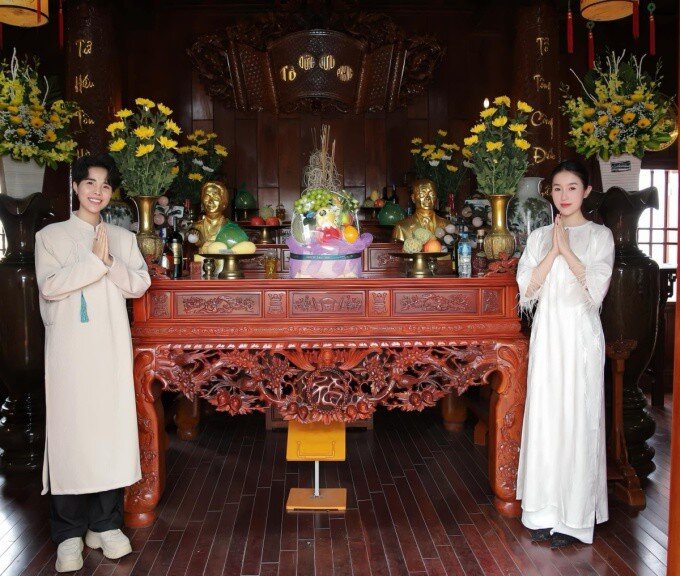 Hình ảnh Vũ Cát Tường và cô dâu của mình trong lễ gia tiên ở quê của cô dâu. Không gian thờ cúng được bài trí rất trang trọng, chỉn chu.