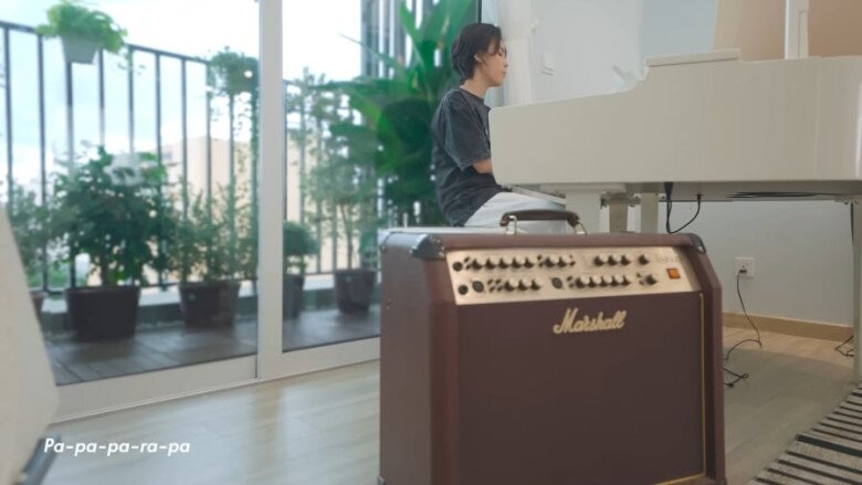 Chiếc đàn piano trắng ở trung tâm của căn phòng là nơi Vũ Cát Tường dành nhiều thời gian sáng tác và tập luyện. Đàn được đặt cạnh cửa kính lớn, giúp không gian luôn tràn ngập ánh sáng tự nhiên.