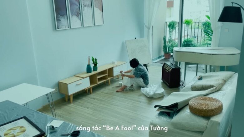 Căn hộ của Vũ Cát Tường có ban công rộng, được trang trí bằng nhiều chậu cây xanh, tạo không gian thư giãn lý tưởng giữa phố thị.
