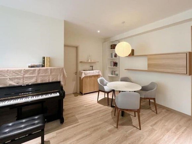 Vẫn giữ thói quen có đàn trong nhà, Vũ Cát Tường đặt một cây đàn piano cổ điển ở góc phòng, tạo không gian âm nhạc ngay tại nơi sinh hoạt.