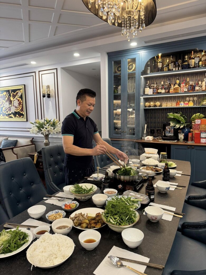 Đời thường, cá mập vẫn nấu ăn cho vợ.