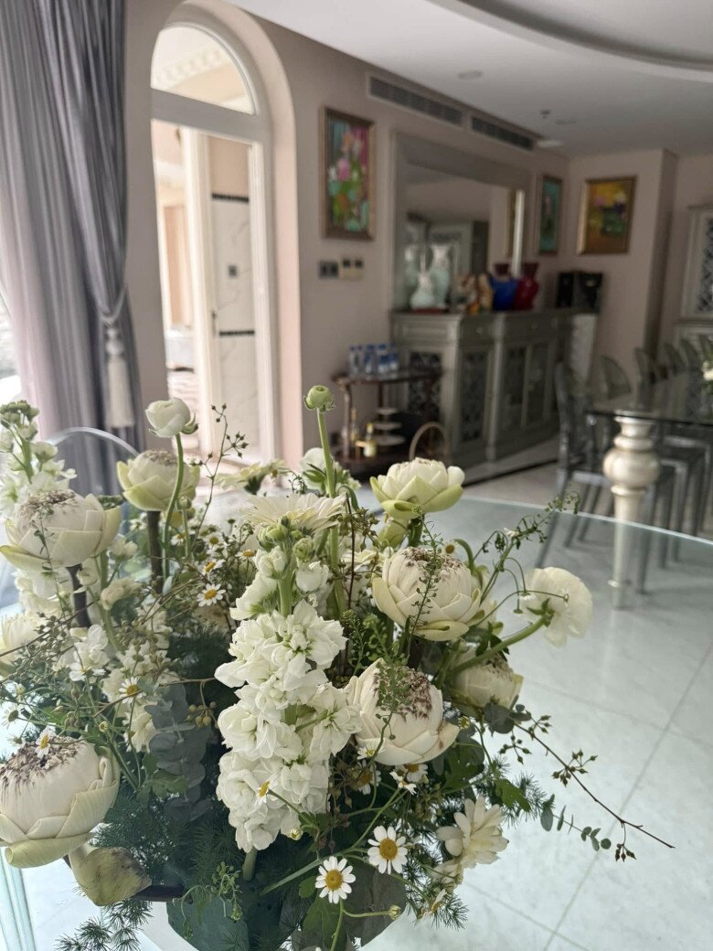 Không gian bếp và phòng ăn được bài trí gọn gàng. Ánh sáng tự nhiên từ cửa sổ lớn giúp căn nhà luôn tràn đầy sinh khí.