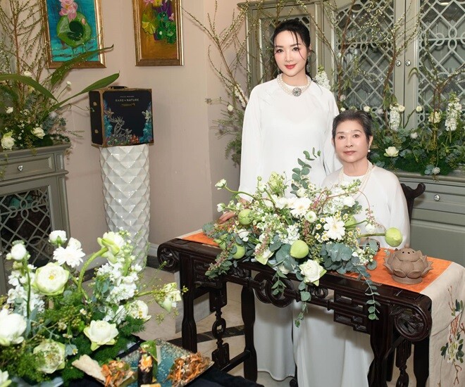 Không gian tiếp khách được bài trí sang trọng với bộ bàn ghế gỗ theo phong cách cổ điển. Những bình hoa trắng lá xanh tô điểm thêm vẻ thanh lịch cho căn phòng.