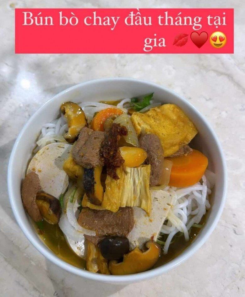 Bà xã Kim Lý có lần đăng tải món bún bò chay tại gia, vừa đậm đà, vừa thanh ngọt từ nấm, cà rốt, đậu hũ… 