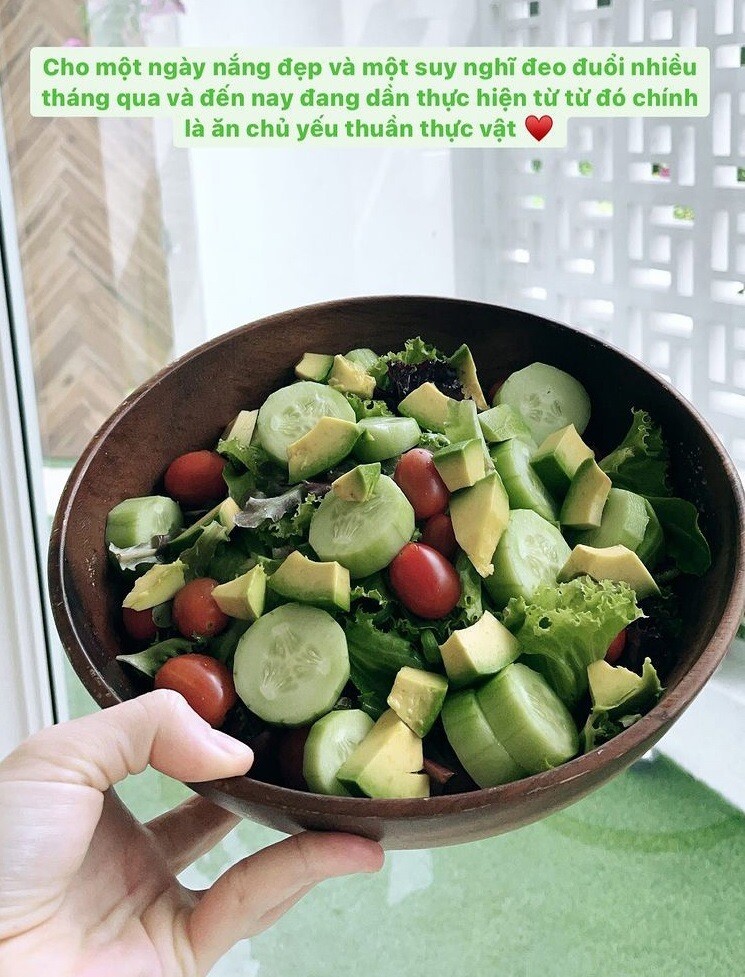 Sự khéo léo của Hồ Ngọc Hà không chỉ mang lại những bữa ăn ngon miệng mà còn truyền cảm hứng cho nhiều người hâm mộ về lối sống lành mạnh và tình yêu đối với ẩm thực.