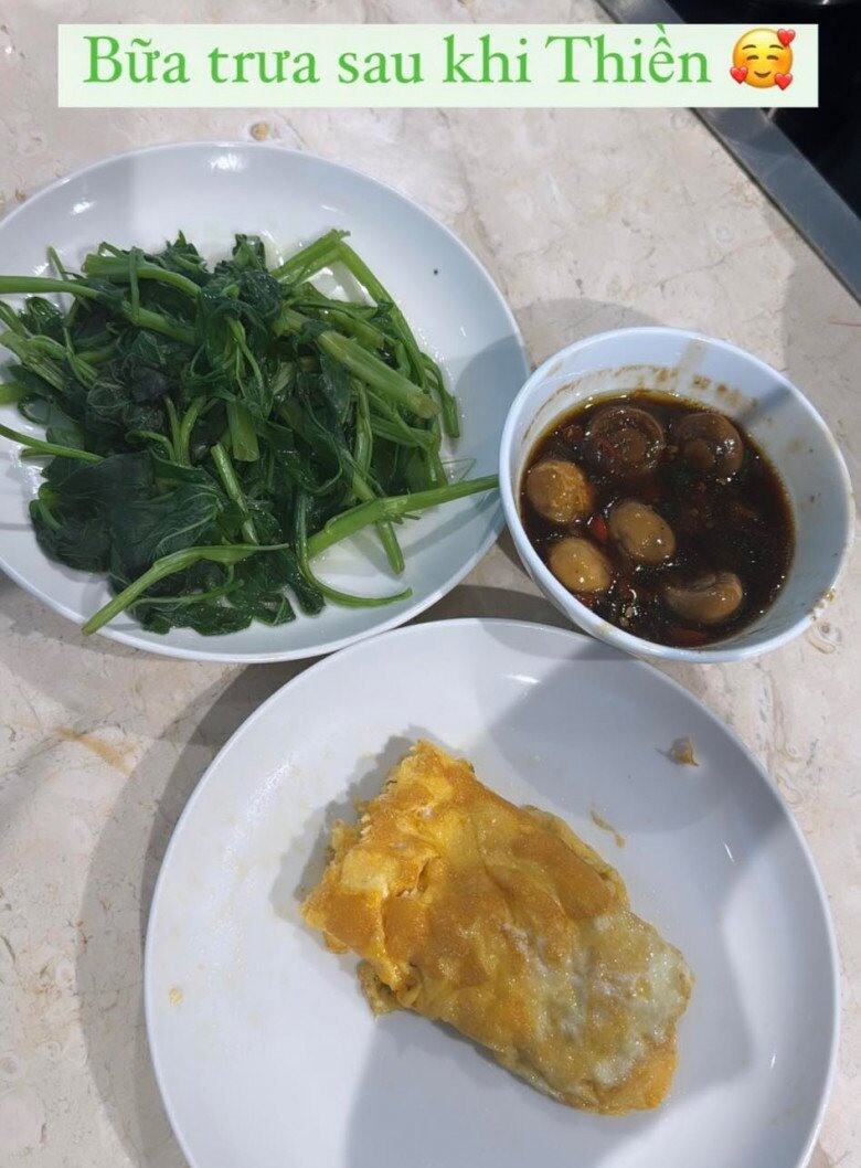 Hồ Ngọc Hà từng chia sẻ hình ảnh bữa ăn đạm bạc sau khi thiền, gồm rau muống luộc, trứng rán và bát cà pháo. Cô chú thích: Bữa ăn đơn giản nhưng đầy đủ dinh dưỡng sau buổi thiền dưới thác nước.