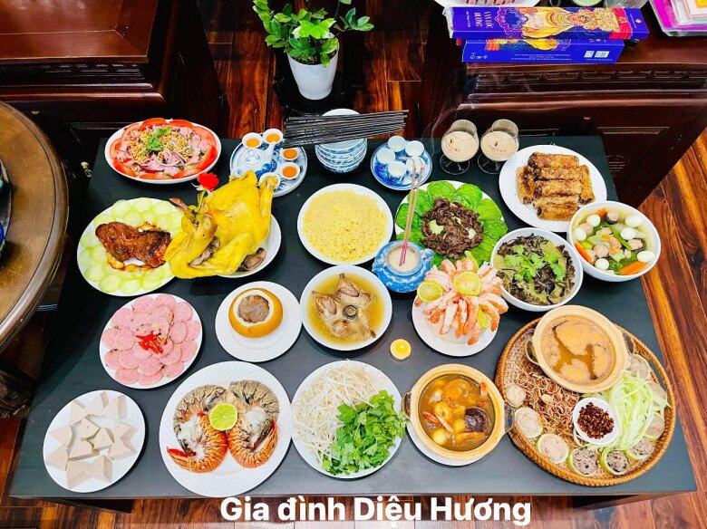 Trước đó, nữ diễn viên từng chia sẻ nhiều mâm cỗ cúng khi giỗ người thân trong nhà hay lễ Tết. Cô cho biết, sang Mỹ gia đình vẫn giữ lễ, chuẩn bị cỗ cúng chu toàn, thành kính và anh chị em đều có mặt đầy đủ.