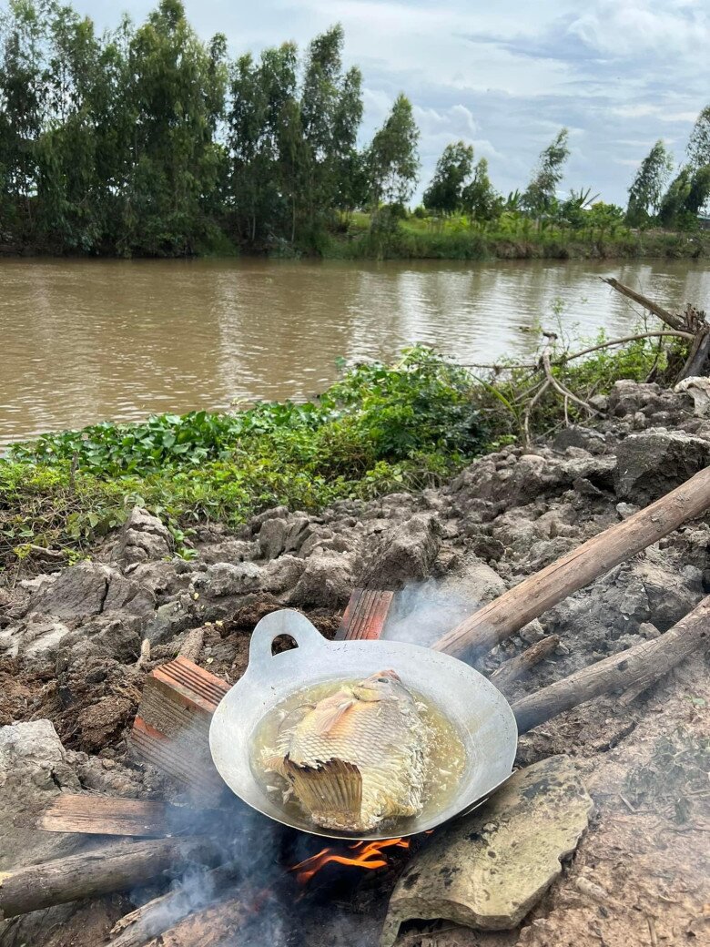 Thi thoảng, Thành Đạt thường cùng vợ con hay bạn bè đến những nơi có không khí trong lành tổ chức nấu nướng, ăn uống vừa dân dã lại có những thực phẩm chất lượng.