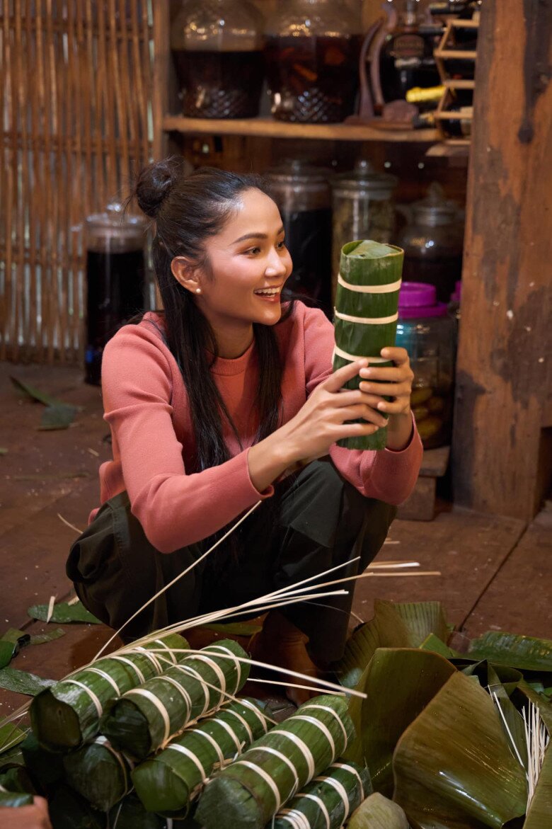 Từ việc gói bánh, ngồi bên bếp lửa chờ bánh chín cho đến những phút giây trao tặng yêu thương đến bà con đều góp phần làm nên cái Tết ý nghĩa và ấm áp.