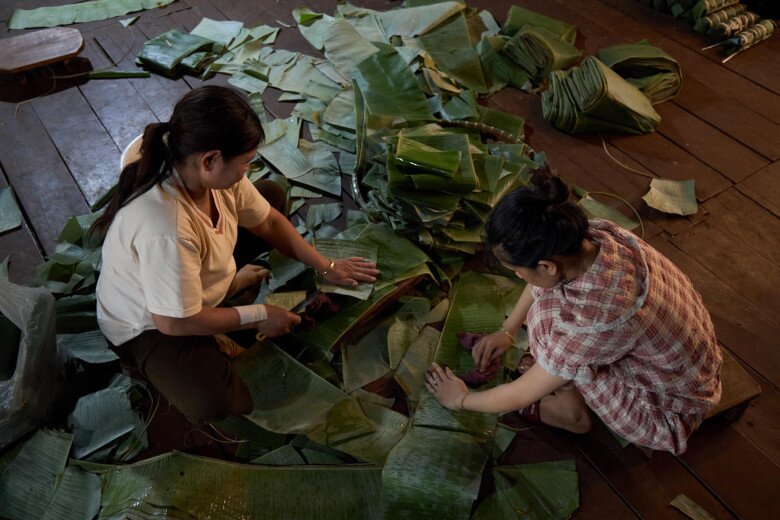 Mỗi người một tay, mỗi người một nhiệm vụ. Từ việc lau lá chuối, ngâm đậu, trộn nhân đến gói bánh, tất cả đều được thực hiện một cách tỉ mỉ và đầy tâm huyết.