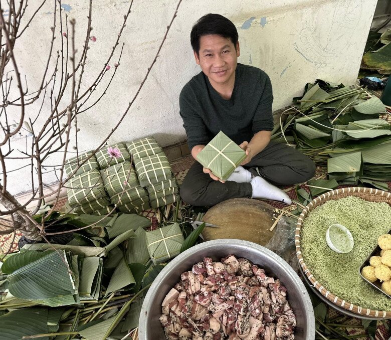 Ca sĩ Trọng Tấn khéo tay gói bánh chưng cốm đậm chất Hà Nội. Giọng ca nhạc đỏ bày tỏ: Nét đẹp truyền thống, đúng chưa cả nhà ơi.