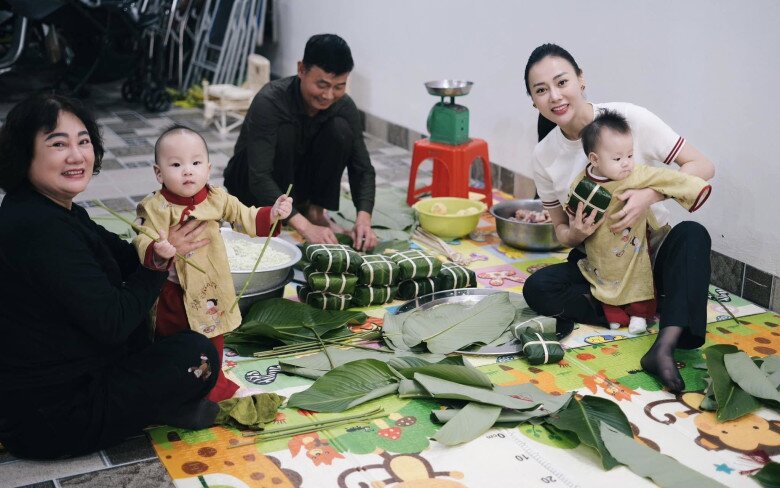 Phương Oanh đưa các con về ngoại gói bánh. Cô cho biết: “Chưa một Tết năm nào bố mẹ không gói bánh chưng”. Cặp song sinh nhà nữ diễn viên được ông gói cho bánh mini. “Bánh rùa thần thánh bao năm được ông ngoại gói riêng cho các con, giờ là cho các cháu”, bà xã Shark Bình tiết lộ.