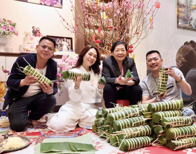  “Họa mi tóc nâu” ấm áp vì những khoảnh khắc sum vầy yêu thương khi mọi người trong nhà cùng nhau gói bánh. Gia đình Mỹ Tâm gói bánh tét bằng lá chuối. Những chiếc bánh được gói khá đều tay.