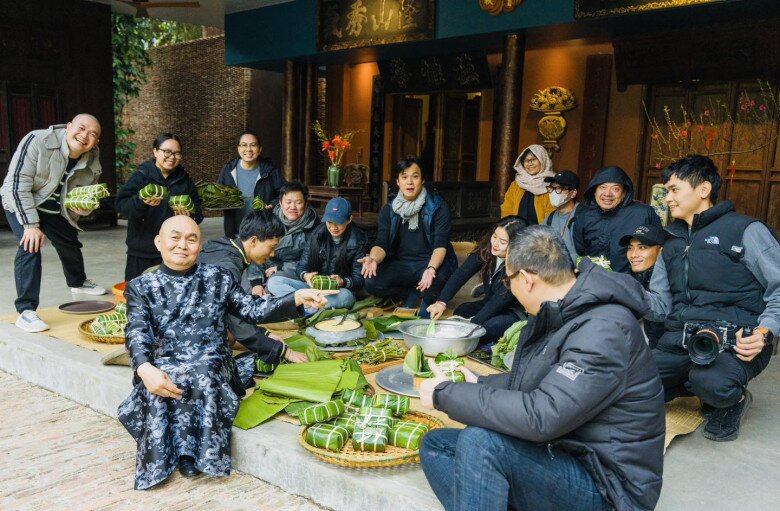 NSND Xuân Hinh cũng cùng mọi người gói bánh trong không gian đậm chất hoài cổ. Ông bày tỏ: Dạy con cháu trong nhà gói bánh, ahihi. Tiến Luật liền xin cỏ: Bố ơi! Chừa cho vợ con với.