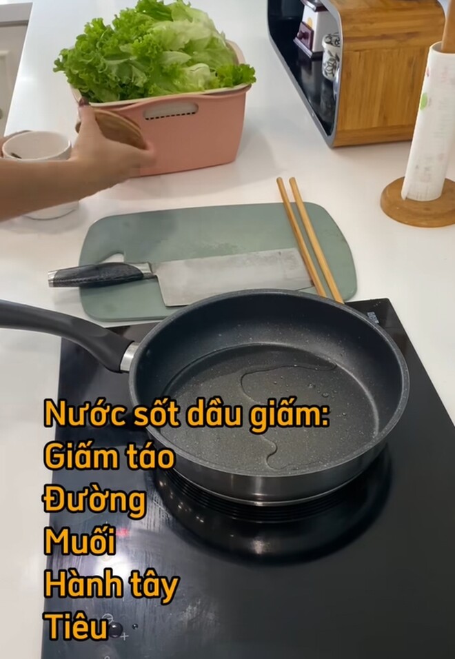 Chân dài miền Tây chuẩn bị nước sốt dầu giấm gồm giấm táo, đường, muối, hành tây và tiêu. Hành tây thái lát được cô cho vào xào qua. 