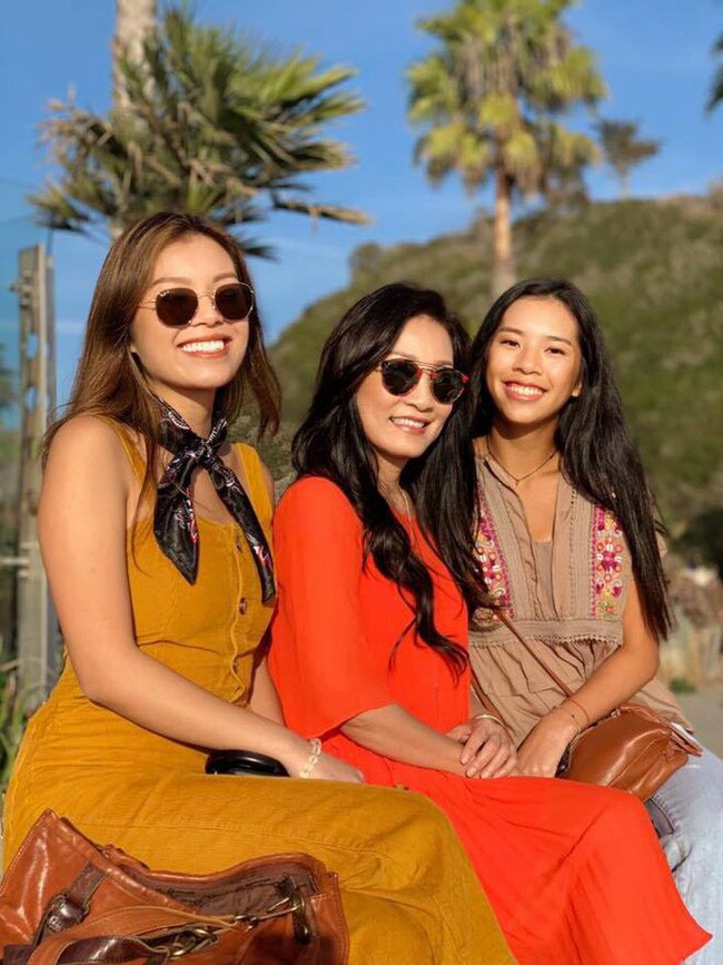 Nữ nghệ sĩ và 2 cô con gái xinh xắn.