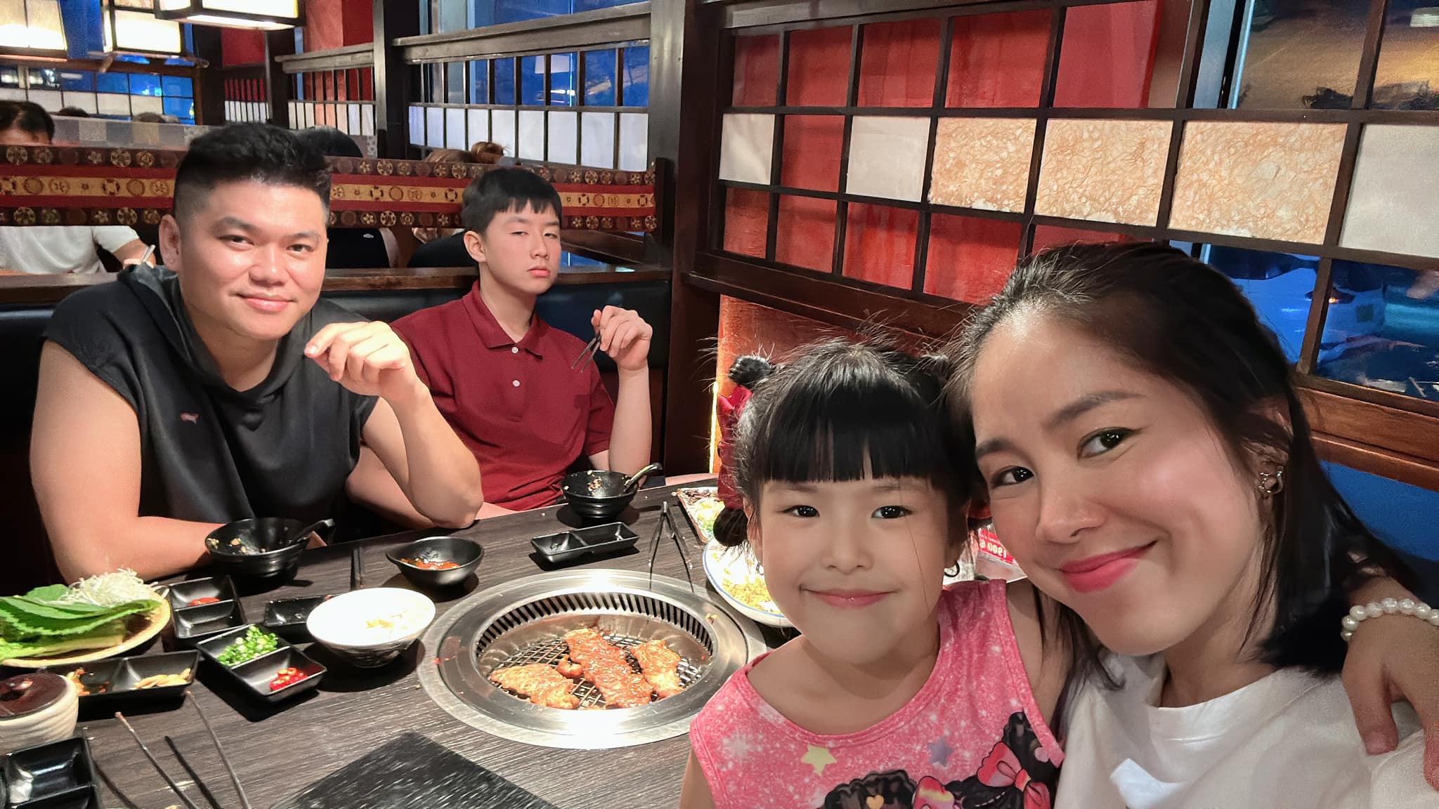 Trung Kiên rất yêu thương con riêng của vợ. Cà Pháo và Bông đều rất quấn bố.