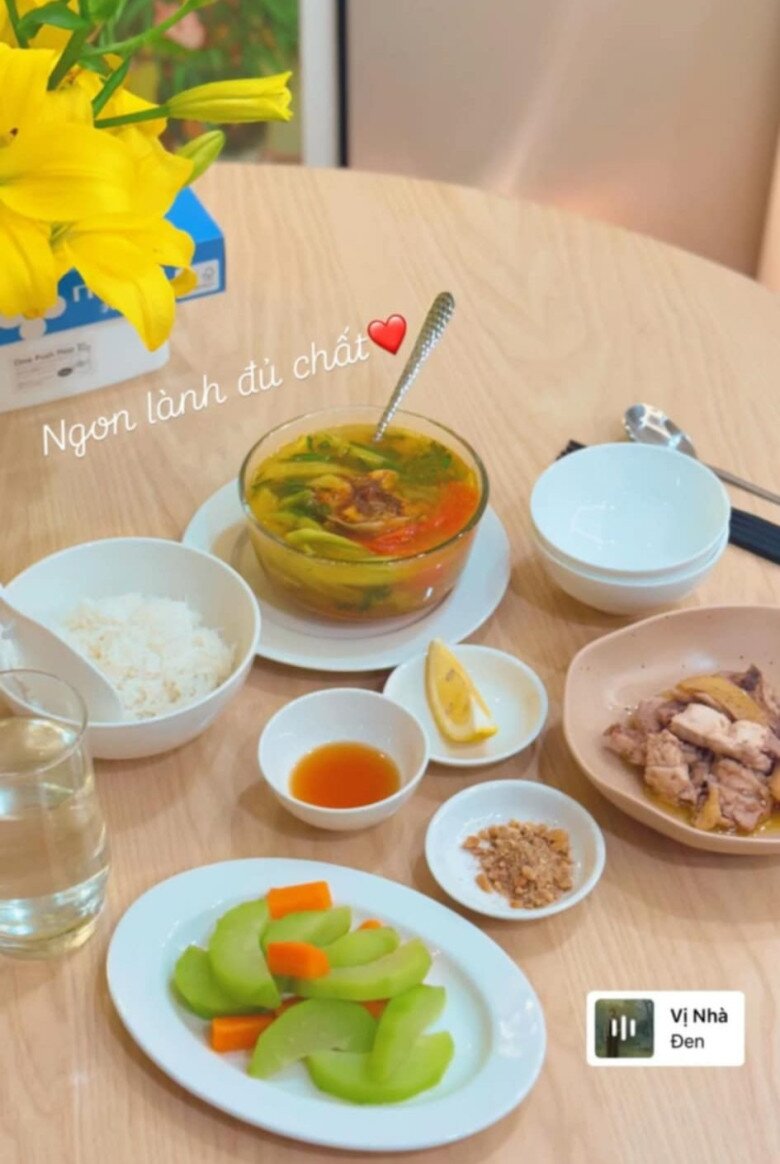 Đang trong thai kỳ, MC Mai Ngọc vẫn giữ tinh thần lạc quan, chăm chút cho bản thân với chế độ ăn uống đầy đủ, khoa học. Nàng BTV may mắn có những người hỗ trợ, nấu ăn ngon, giúp cô tận hưởng những bữa cơm nhà đúng nghĩa! 